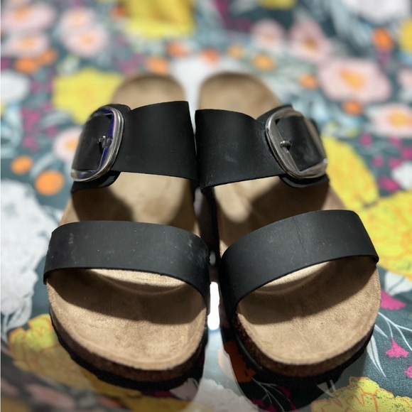 Large buckle only worn around the house as my feet were too wide - Picture 1 of 5